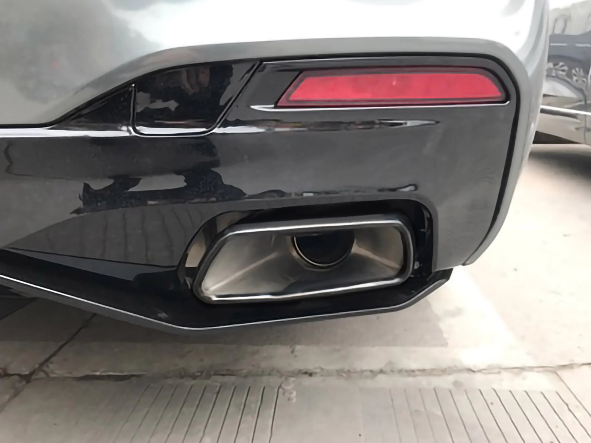 Chrome / Gloss Black Exhaust Tips for BMW G30 5 Series M-Sport Rear Bumper 2017–2023 - Image 3